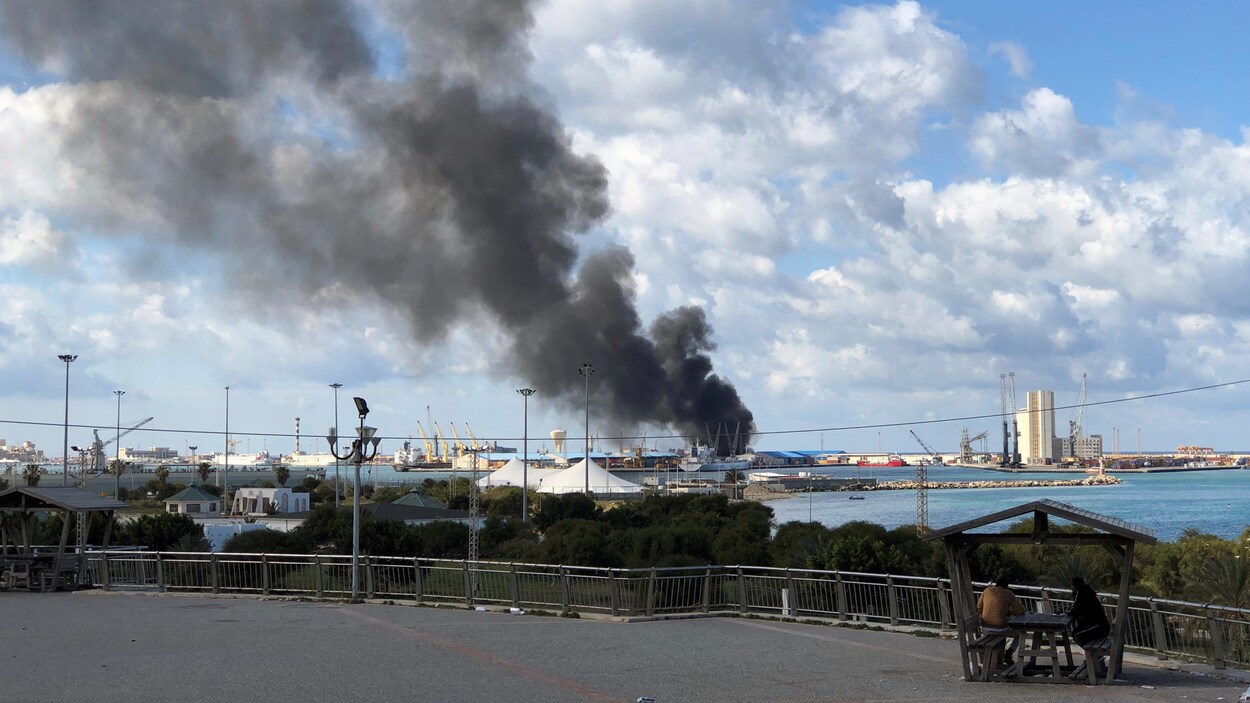 La fumée s'élève du port de Tripoli après un bombardement le 18 février 2020.