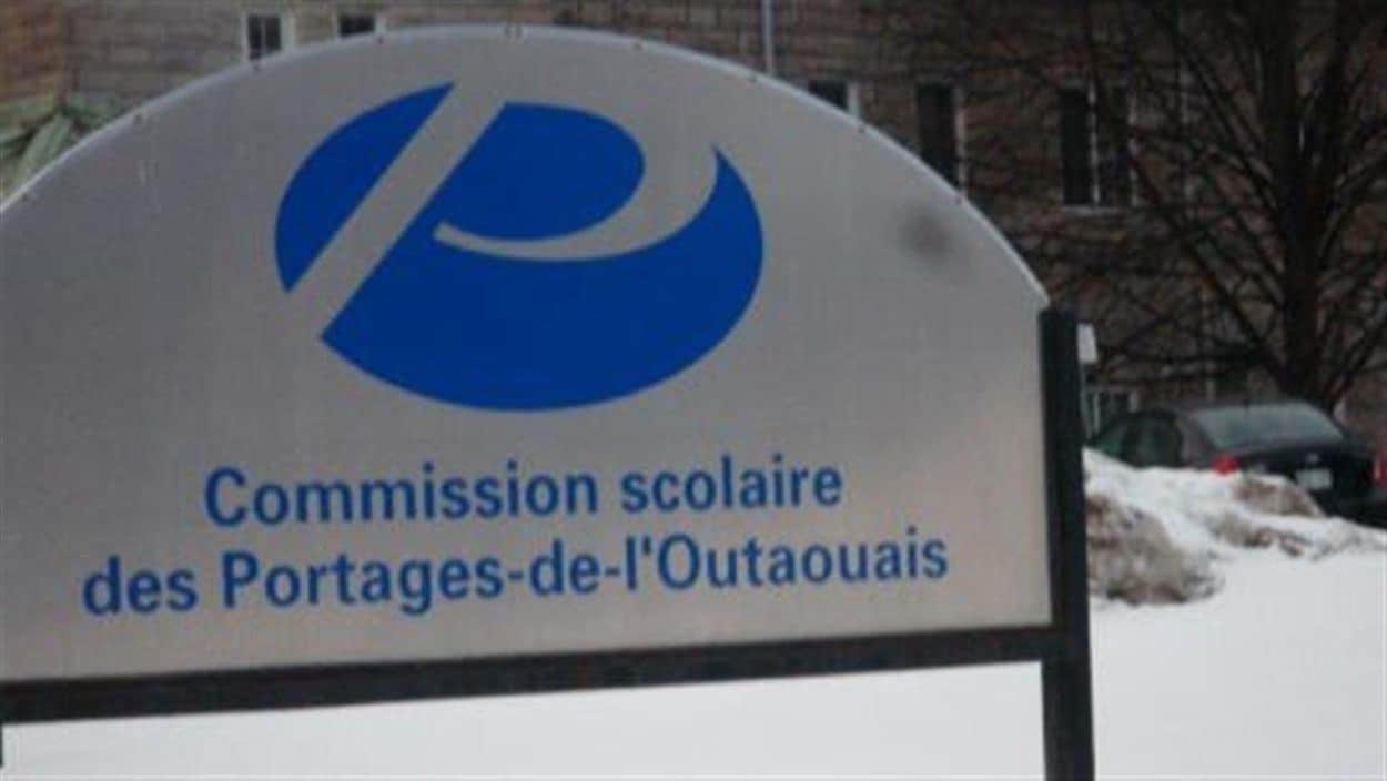 Un panneau de la Commission scolaire des Portages-de-l'Outaouais. Un panneau de la Commission scolaire des Portages-de-l'Outaouais.