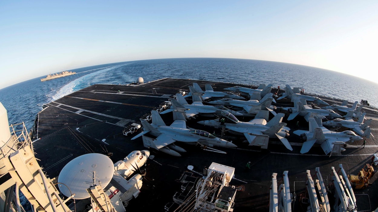Le porte-avions USS Abraham Lincoln se détache du navire de soutien de combat rapide USNS Arctic (T-AOE 8) après un ravitaillement en Méditerranée.