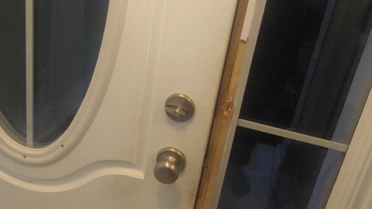 Un porte de maison dont le cadre a été défoncé. Un porte de maison dont le cadre a été défoncé.