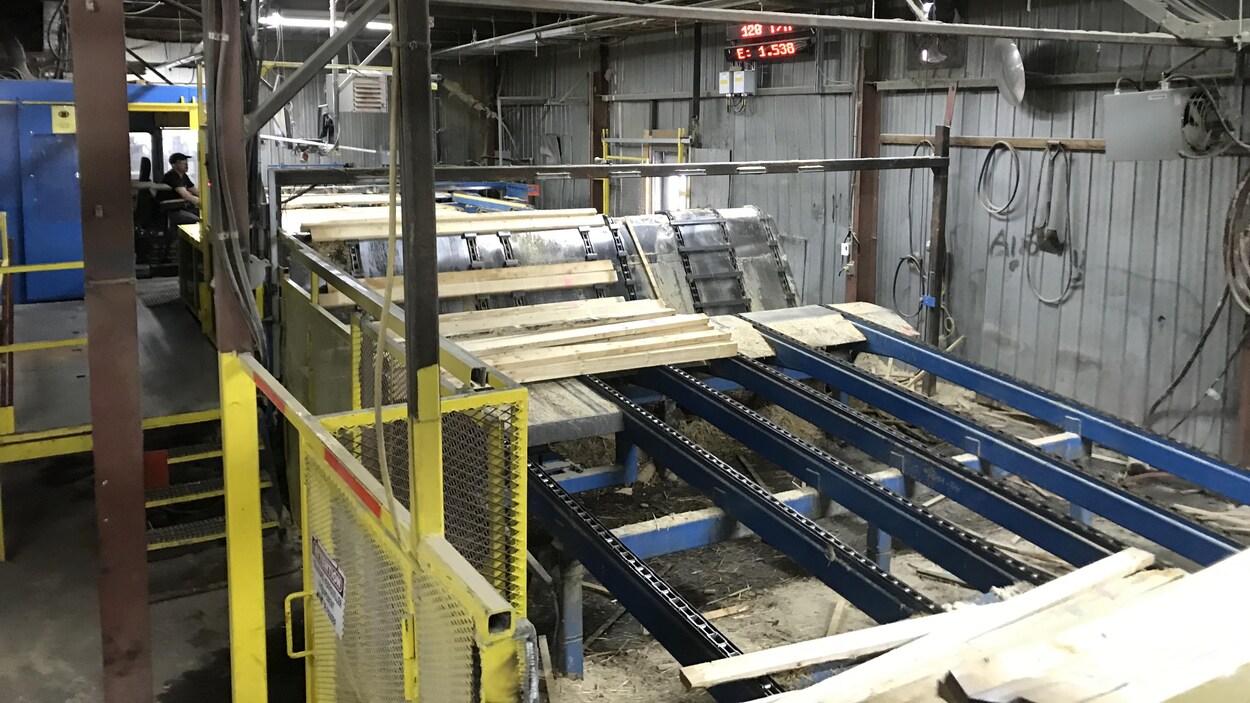 De la machinerie dans une usine de bois