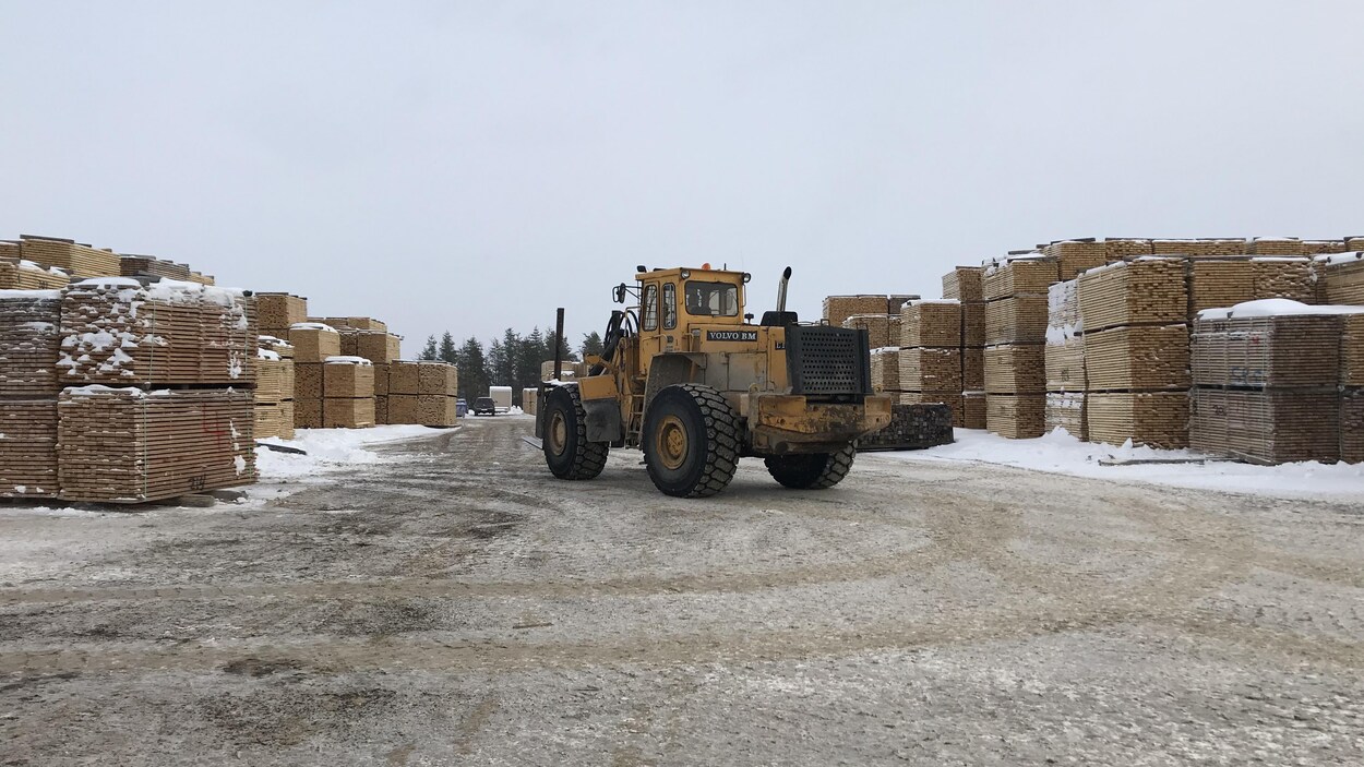 Un camion lourd dans une cour d'usine de bois d'oeuvre.