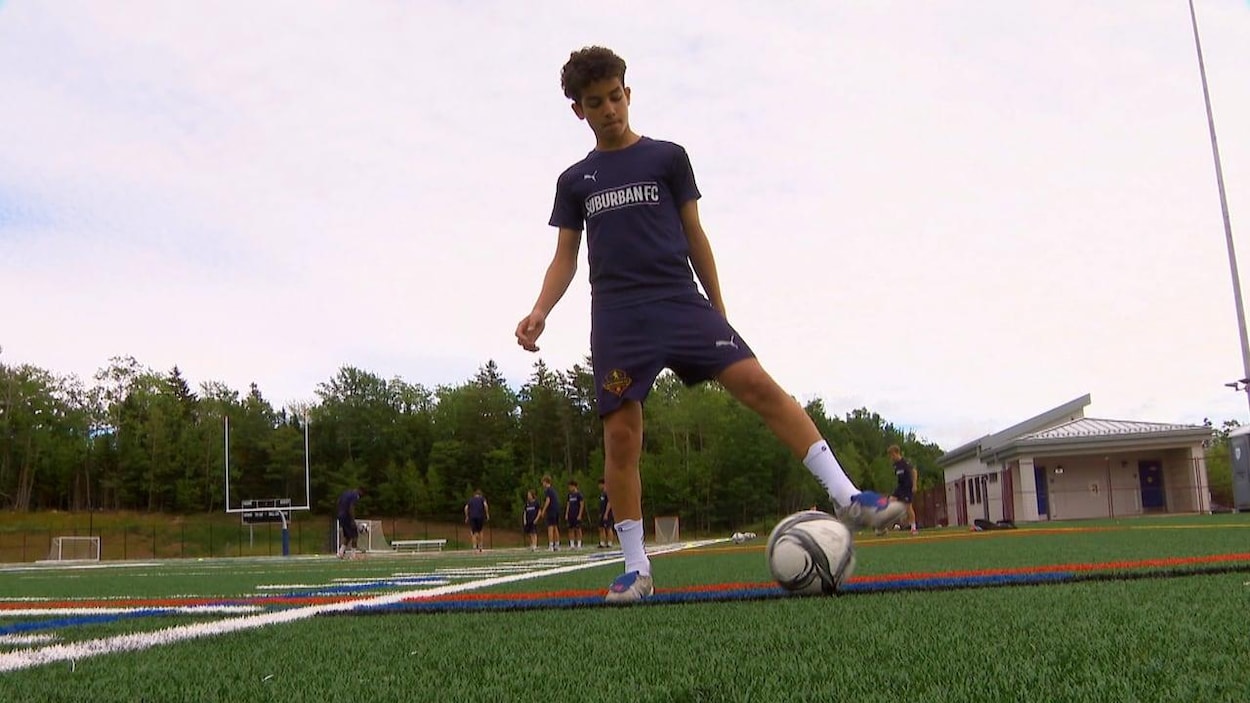 Un Néo-Écossais de 13 ans porte le ballon officiel du match de Coupe du monde à Vancouver