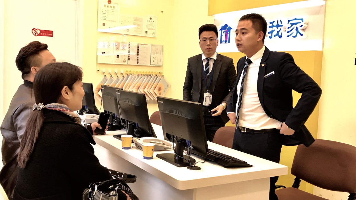 You Yue, avec des clients potentiels. Pékin, octobre 2017