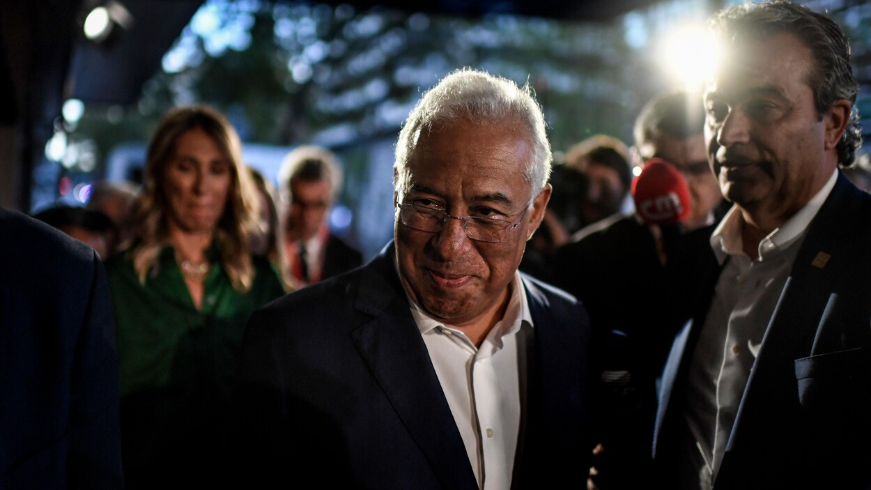 Antonio Costa est entouré de journalistes.