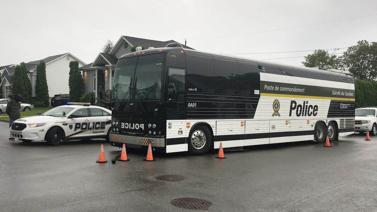 Le poste de commandement de la SQ et une voiture de police sur la rue Johanna