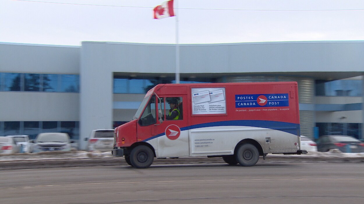 Un camion de Postes Canada devant le centre de tri postal d'Edmonton. Un camion de Postes Canada devant le centre de tri postal d'Edmonton.
