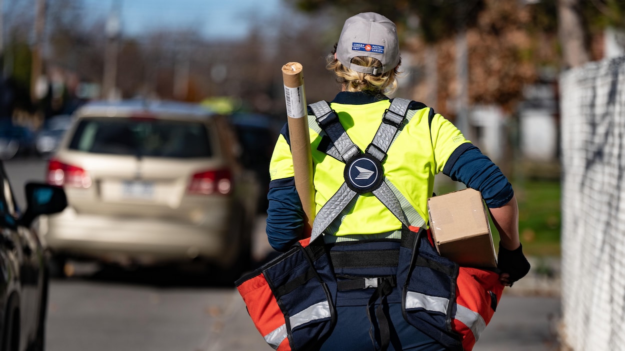 Canada Post lays off striking workers, ‘intimidation’, union says