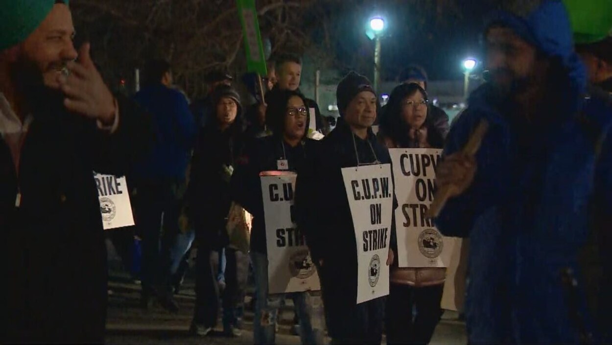 Des travailleurs de Postes Canada font du piquetage à Calgary.