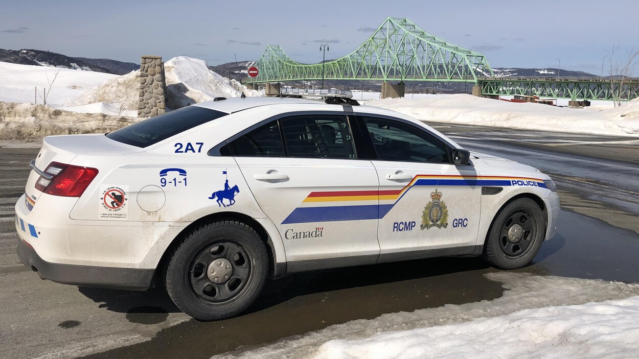 Une voiture de police stationnée près du pont J. C. Van Horne.