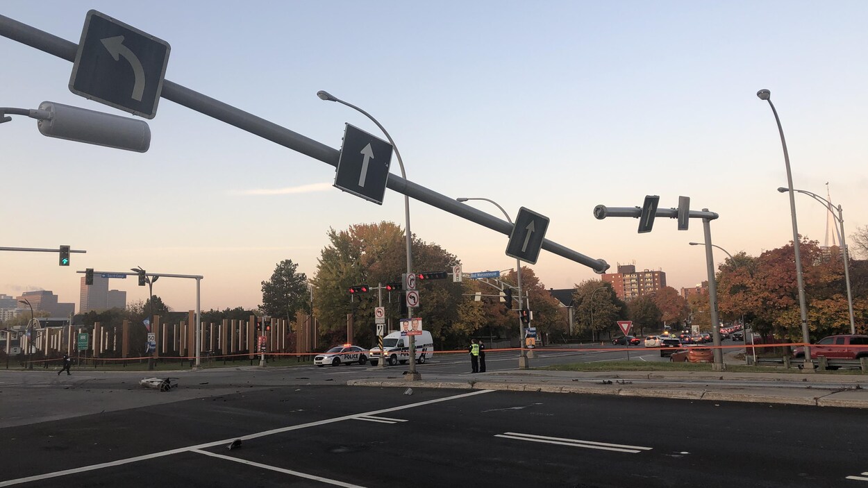 Un poteau brisé sur le boulevard Maisonneuve à Gatineau.