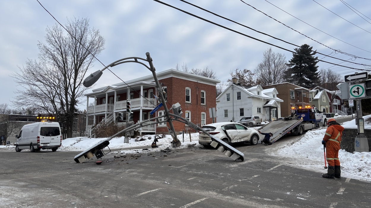 Un accident a fait tomber un poteau de feux de circulation à Sherbrooke