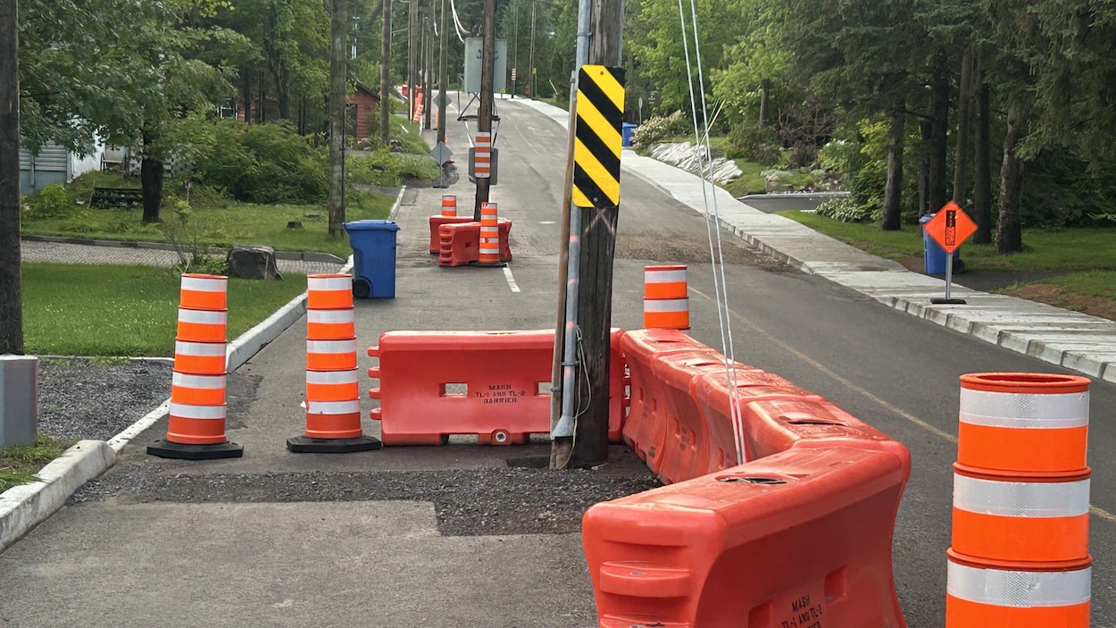 Les poteaux au milieu de la rue à Lac-Beauport seront déplacés en septembre