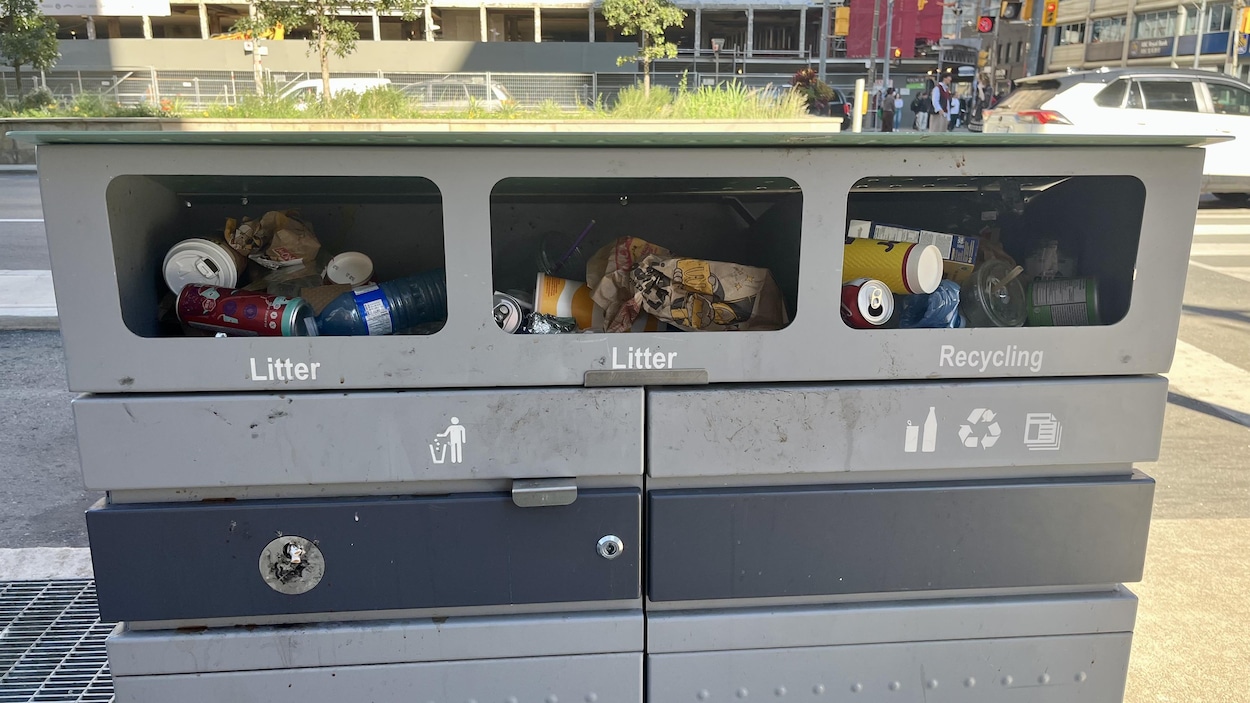 Sales et brisées : Toronto veut réinventer ses poubelles publiques