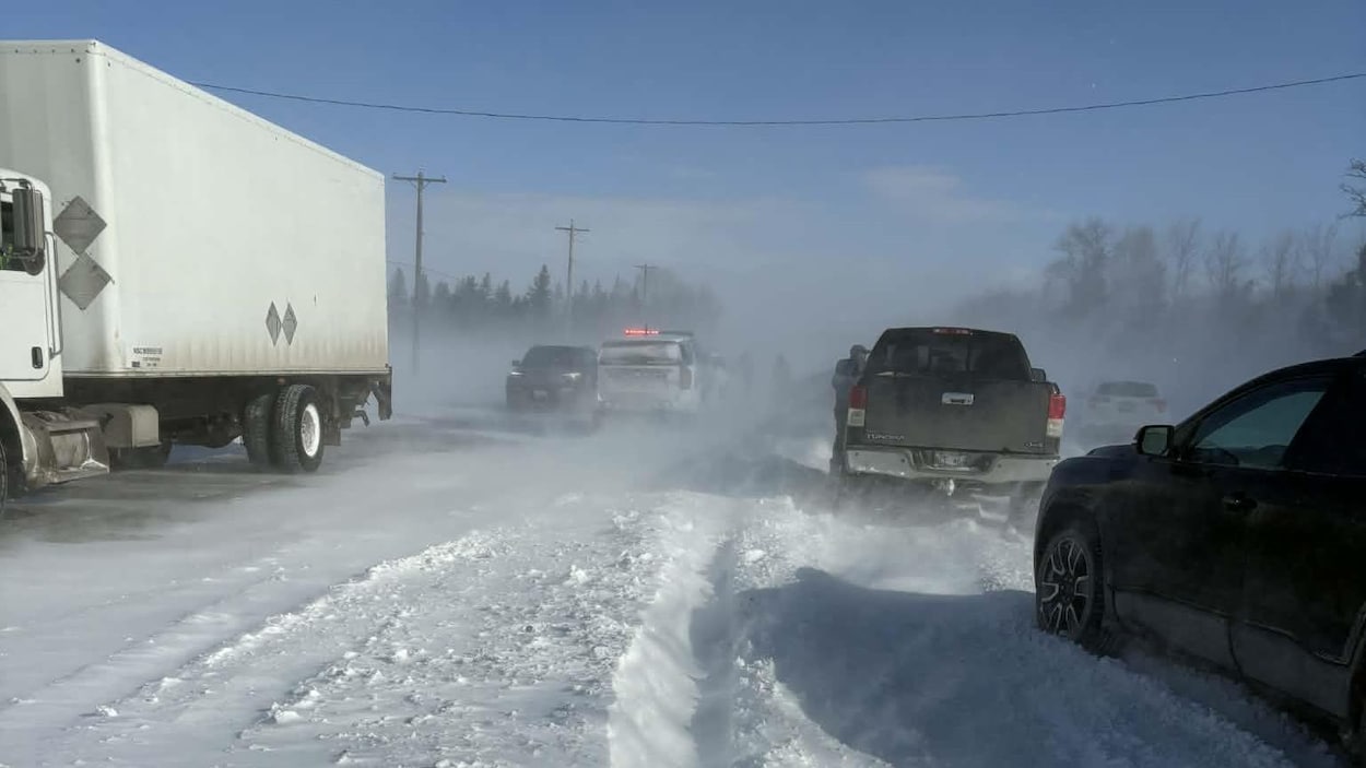 Poudrerie et mauvaise visibilité forcent la fermeture de routes dans le sud du Manitoba