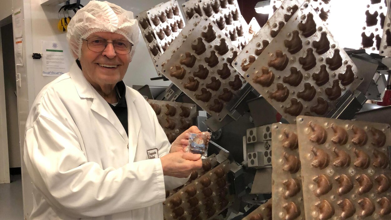 Un employés avec des poules en chocolat.
