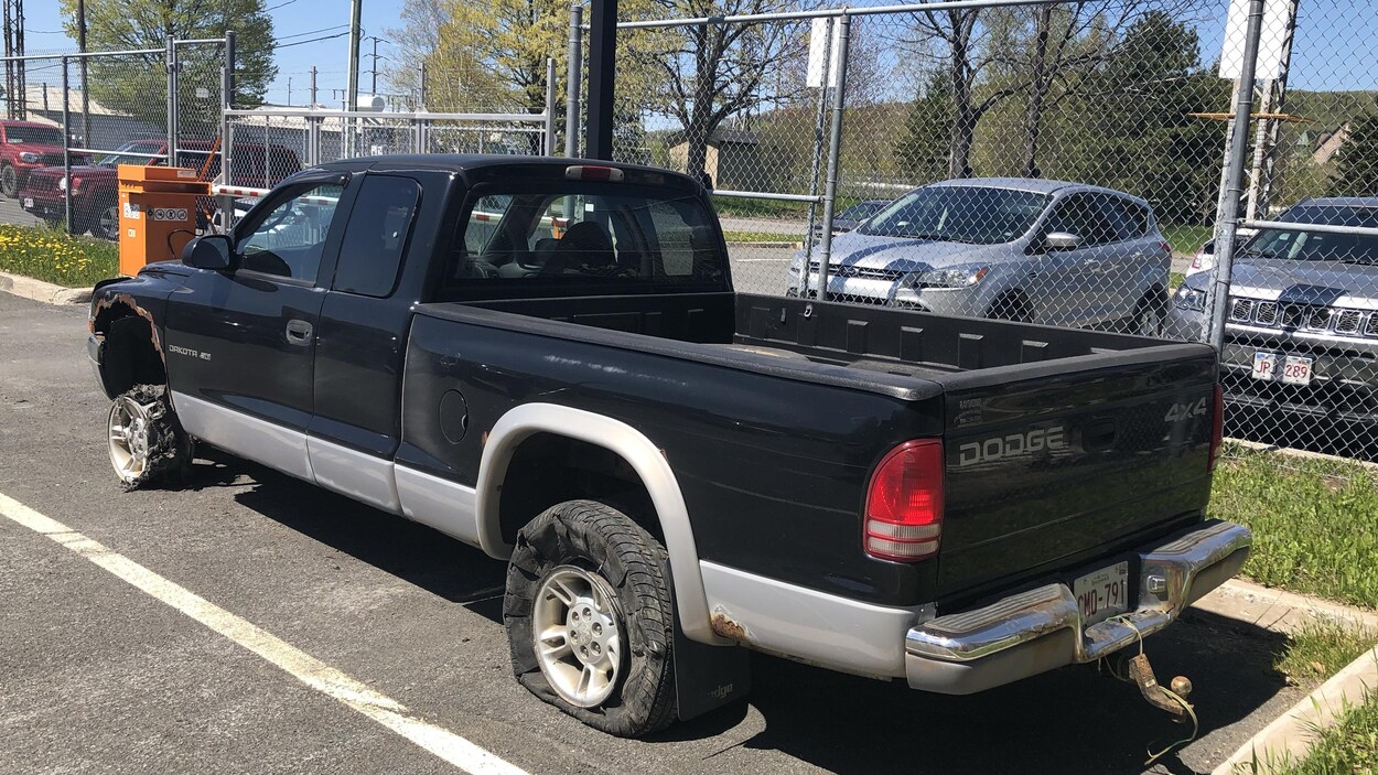 Une camionnette Dodge Dakota avec les pleus déchirés.