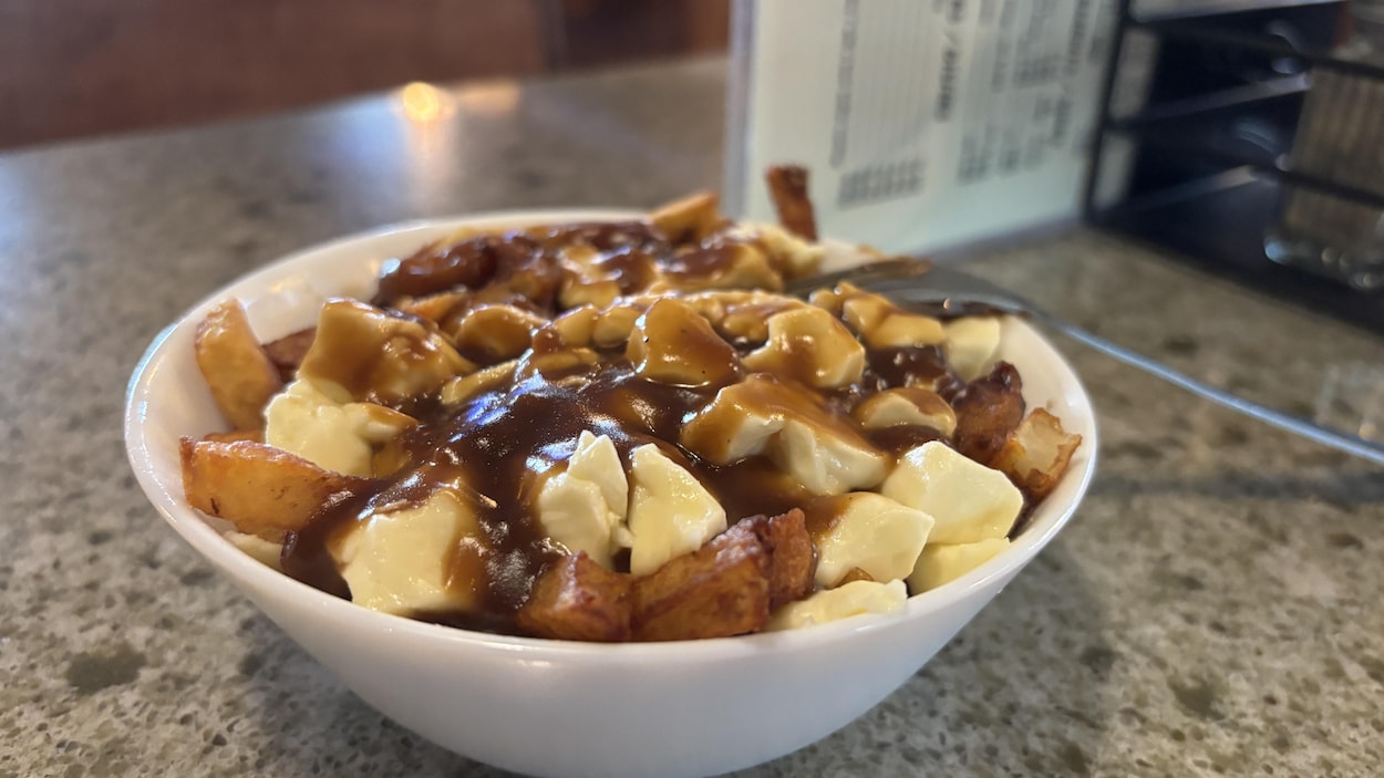 Pourquoi la poutine est devenue un plat emblématique au Québec?