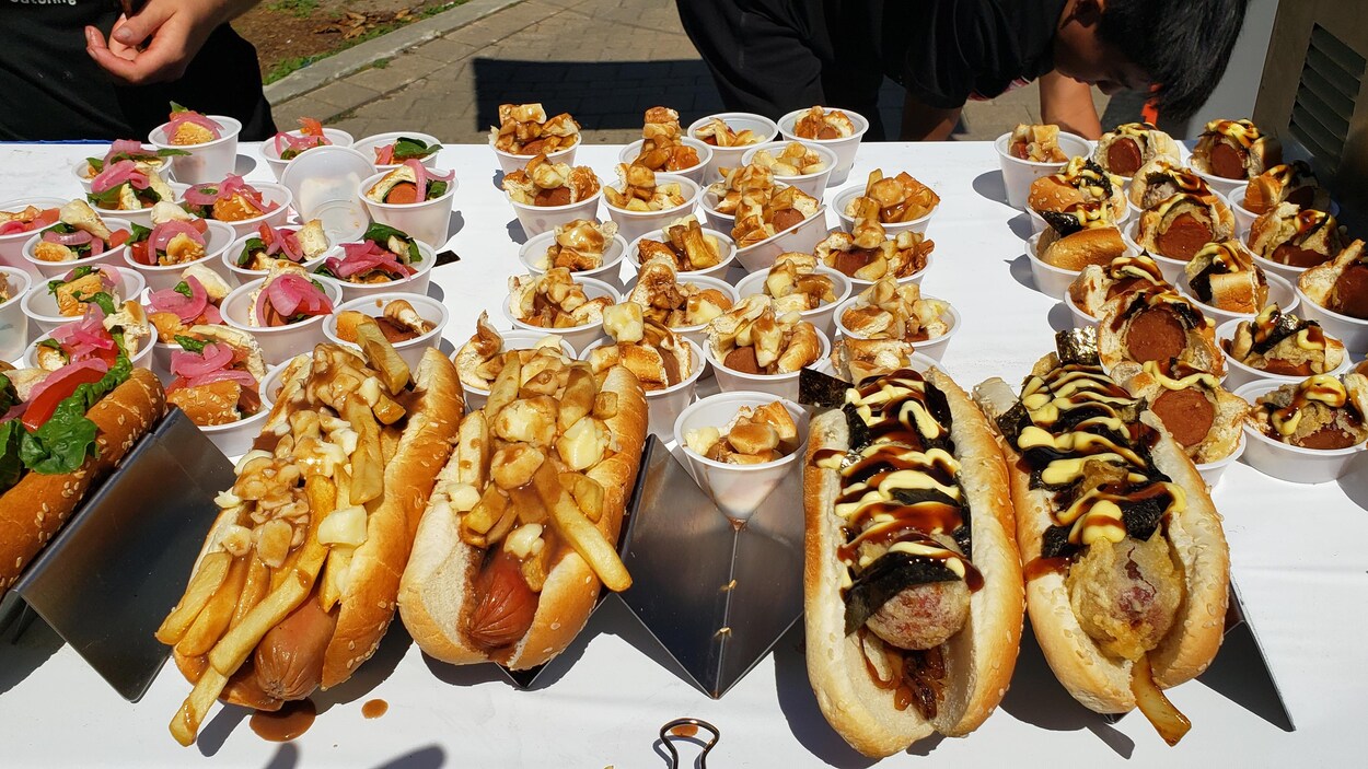 Des sandwichs sont étalés sur une table.
