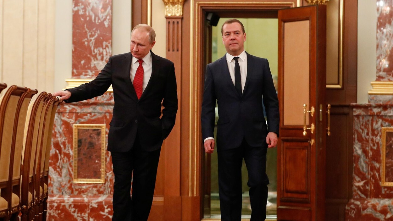 Vladimir Poutine et Dimitri Medvedev marchent côte à côte.