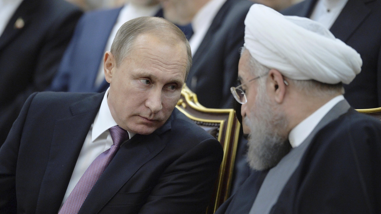 Le président russe, Vladimir Poutine, en compagnie de son homologue iranien, Hassan Rohani, lors d'un événement à Téhéran, en novembre 2015.
