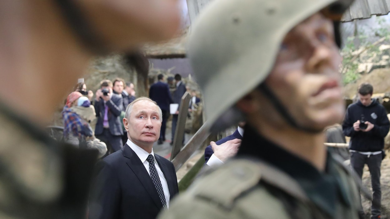 Vladimir Poutine entre deux mannequins portant l'uniforme des soldats de la Deuxième Guerre mondiale.