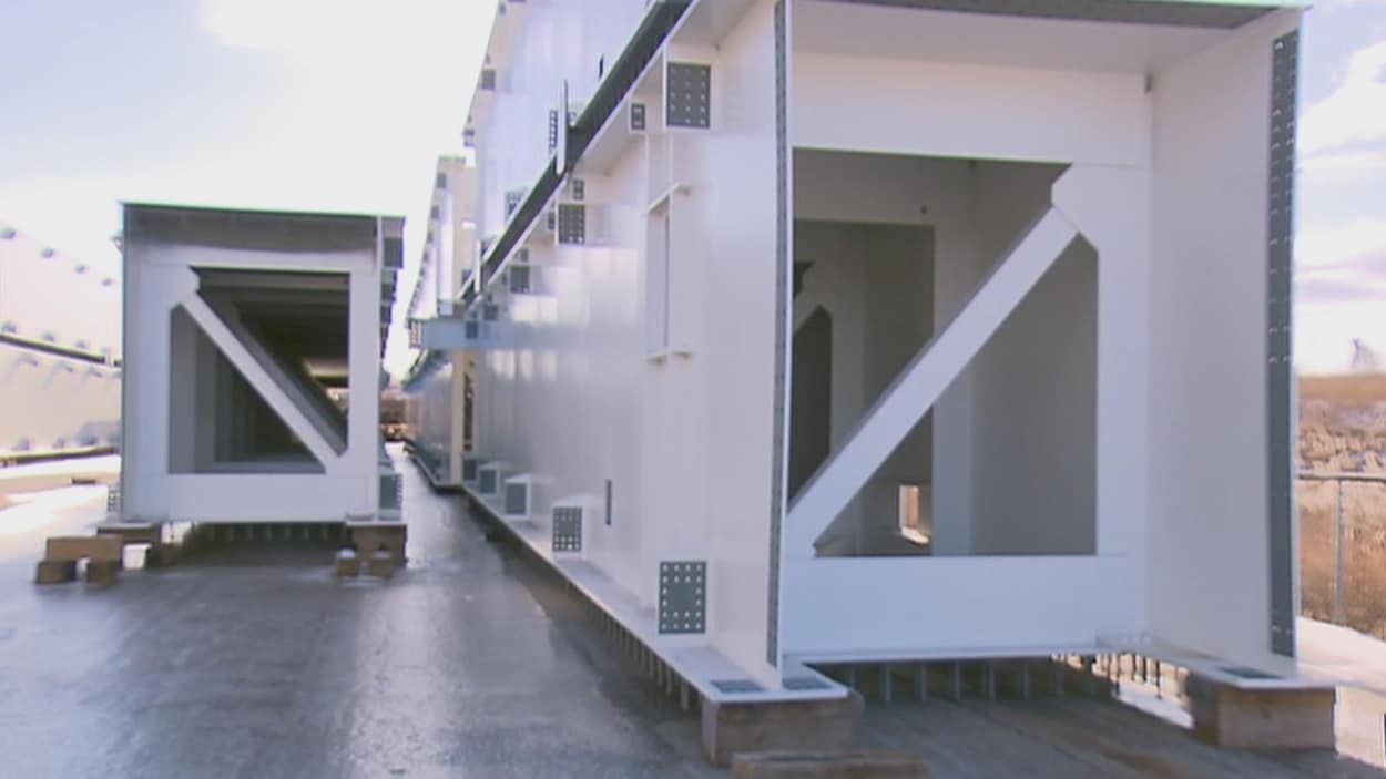 Poutres-caissons blanches à l'extérieur Poutres-caissons blanches à l'extérieur