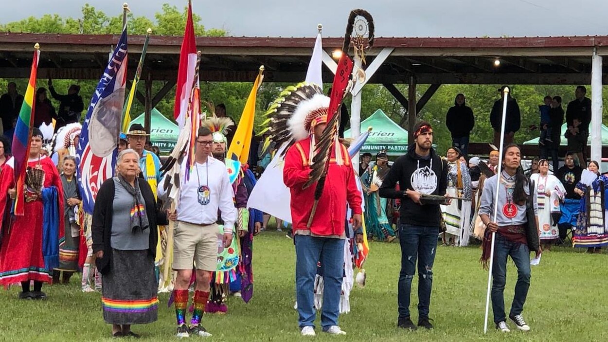 Des personnes participent à un pow-wow bispirituel sur une Première Nation crie.