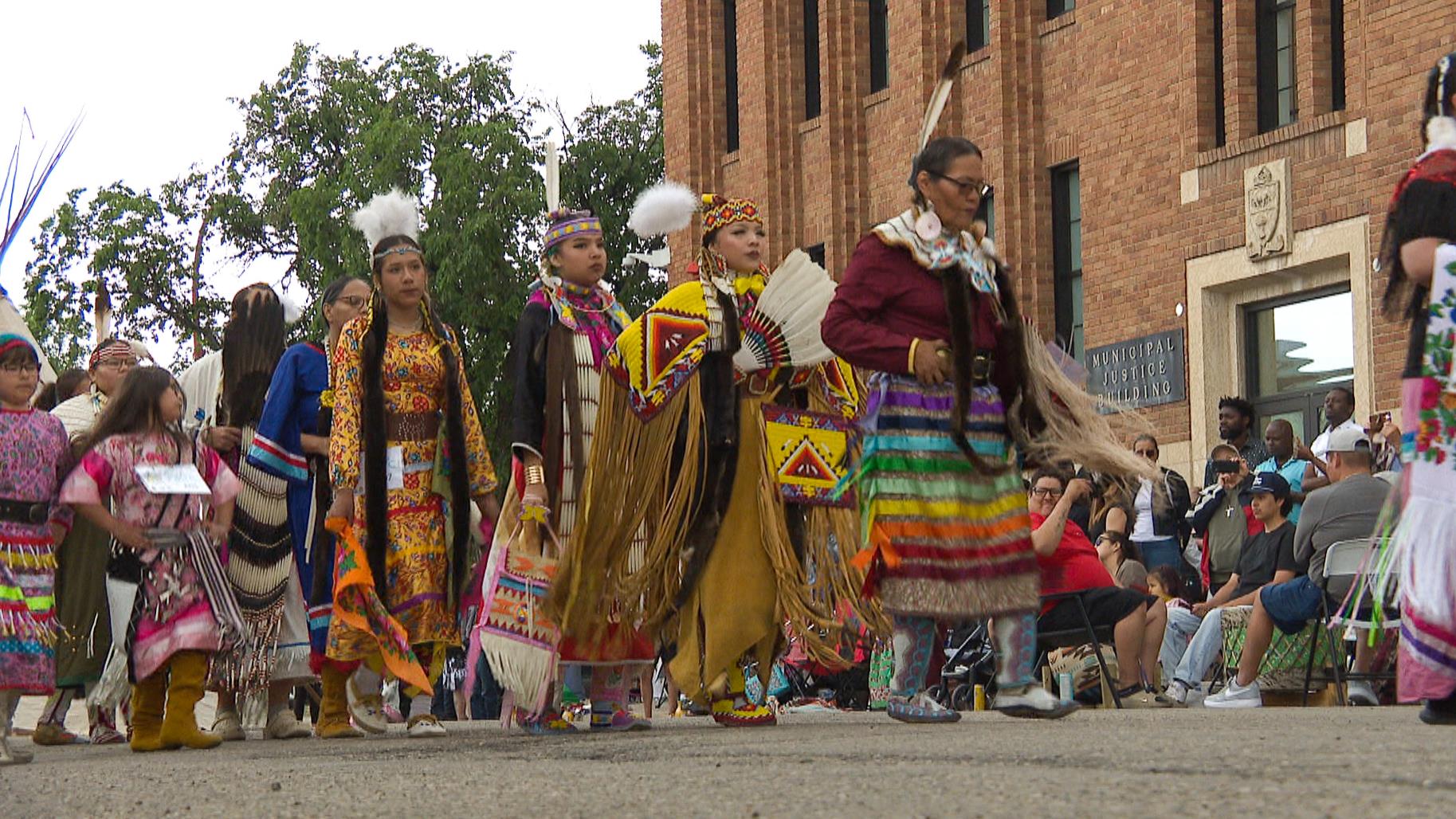 Un pow-wow en plein centre-ville de Regina
