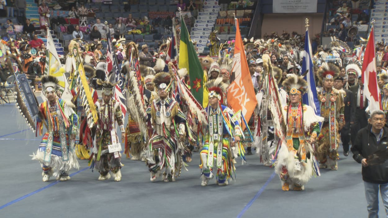 Un pow-wow festif pour le 50e anniversaire de l’Université des Premières Nations