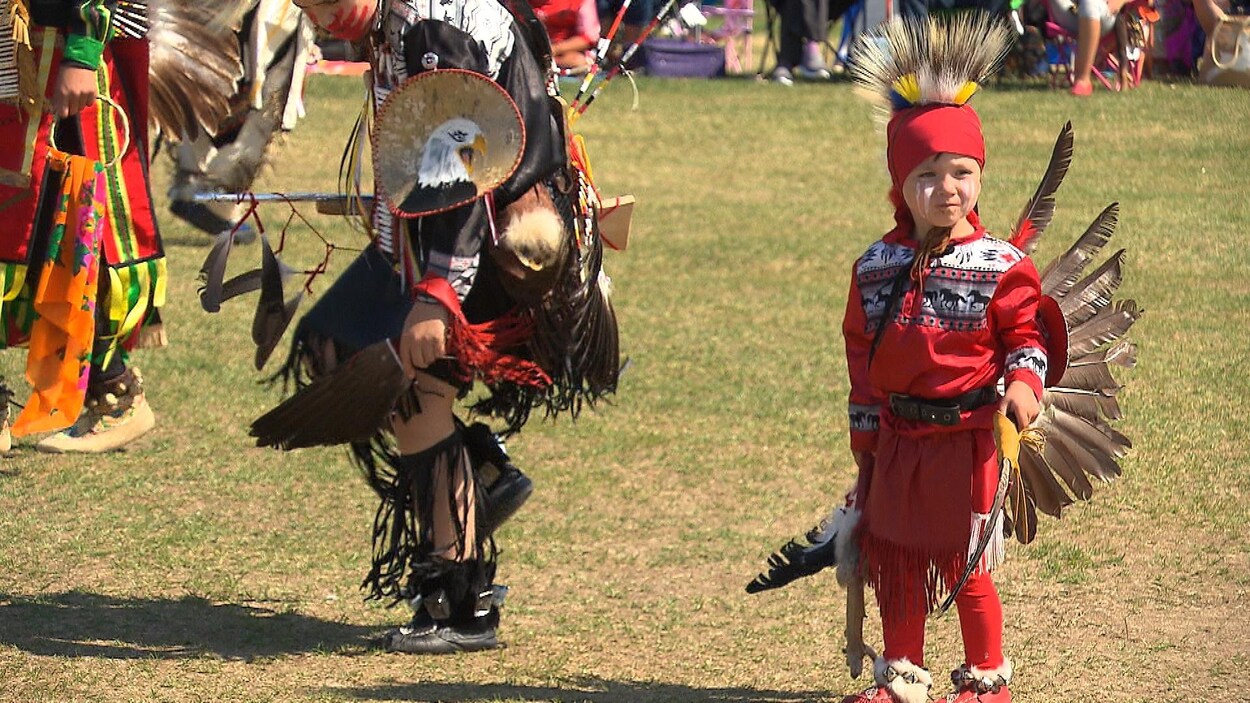 Un tout-petit habillé de sa tenue traditionnelle