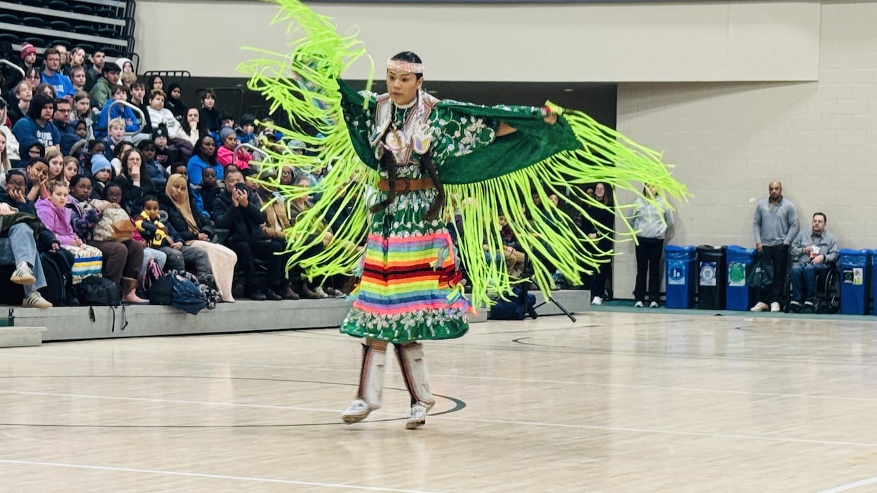 Initiation au Pow-Wow avec le ta-tawâw Student Centre de Regina
