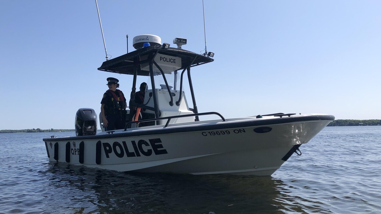 Deux agents de la police dans une embarcation de la police sur le lac Lower