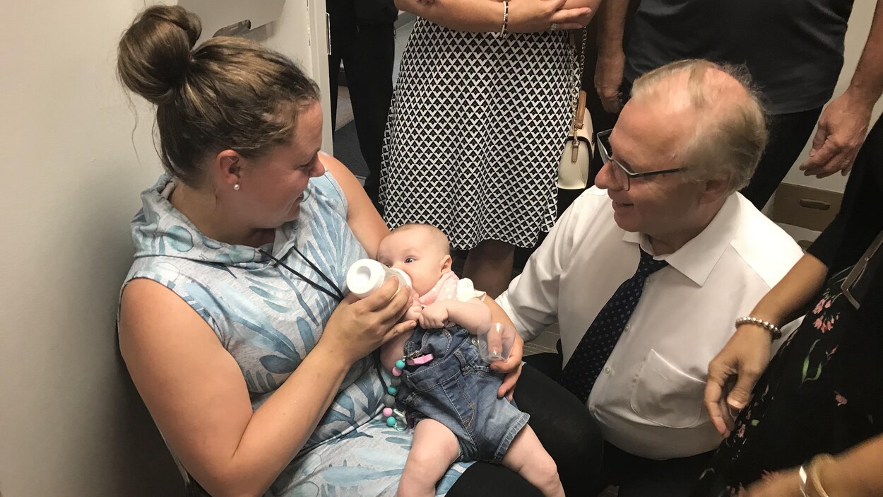 Le chef du PQ, Jean-François Lisée, en compagnie d'une mère et de son enfant. Le chef du PQ, Jean-François Lisée, en compagnie d'une mère et de son enfant.