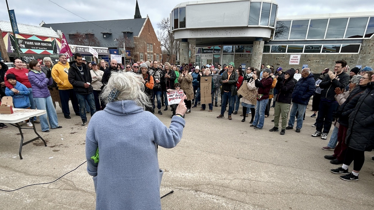 Des manifestants expriment leur colère après la fermeture de Prairie Harm Reduction