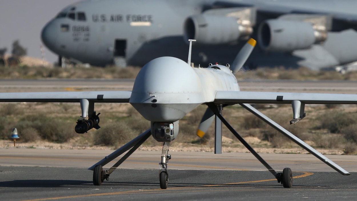 Un drone Predator de l'armée américaine se trouve sur une piste d'atterrissage d'une base militaire non identifiée de la région du golfe Persique. Un drone Predator de l'armée américaine se trouve sur une piste d'atterrissage d'une base militaire non identifiée de la région du golfe Persique.