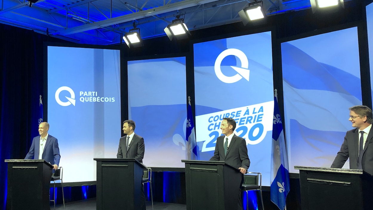 Les quatre candidats et l'animatrice de la soirée.