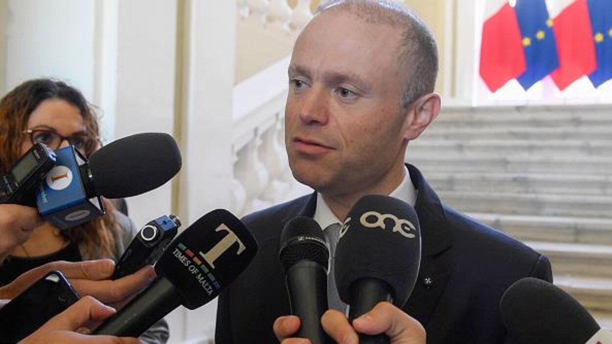 Le premier ministre maltais, Joseph Muscat, s'adressant aux médias dans son bureau de Castille, La Valette.