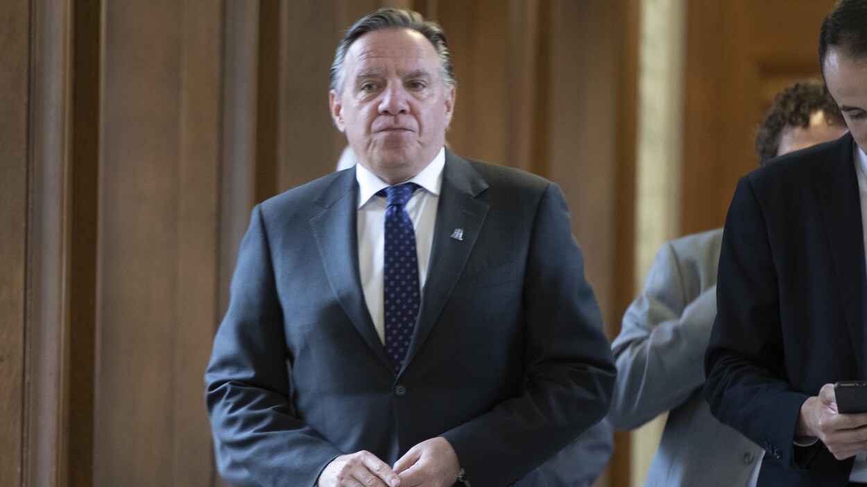 François Legault marchant dans un corridor à l'issue d'une réunion ministérielle à Québec.