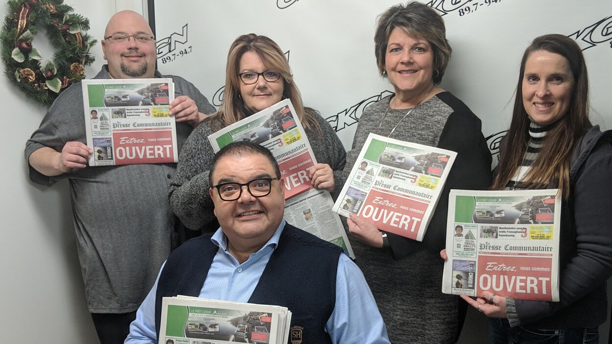 Les employés du nouveau journal La Presse communautaire de Kapuskasing posent avec le premier numéro.