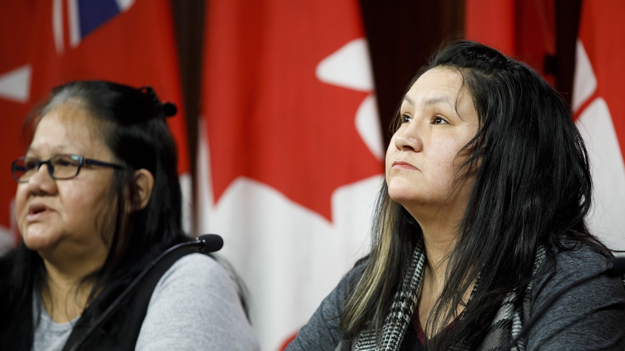 Deux femmes assises l'une à côté de l'autre