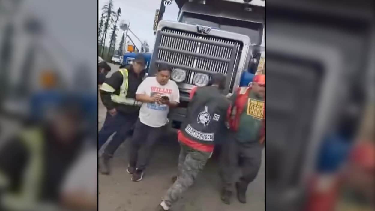 Blocage de la route de Parent : des activistes tentent de stopper un poids lourd – Tensions vives dans la région !