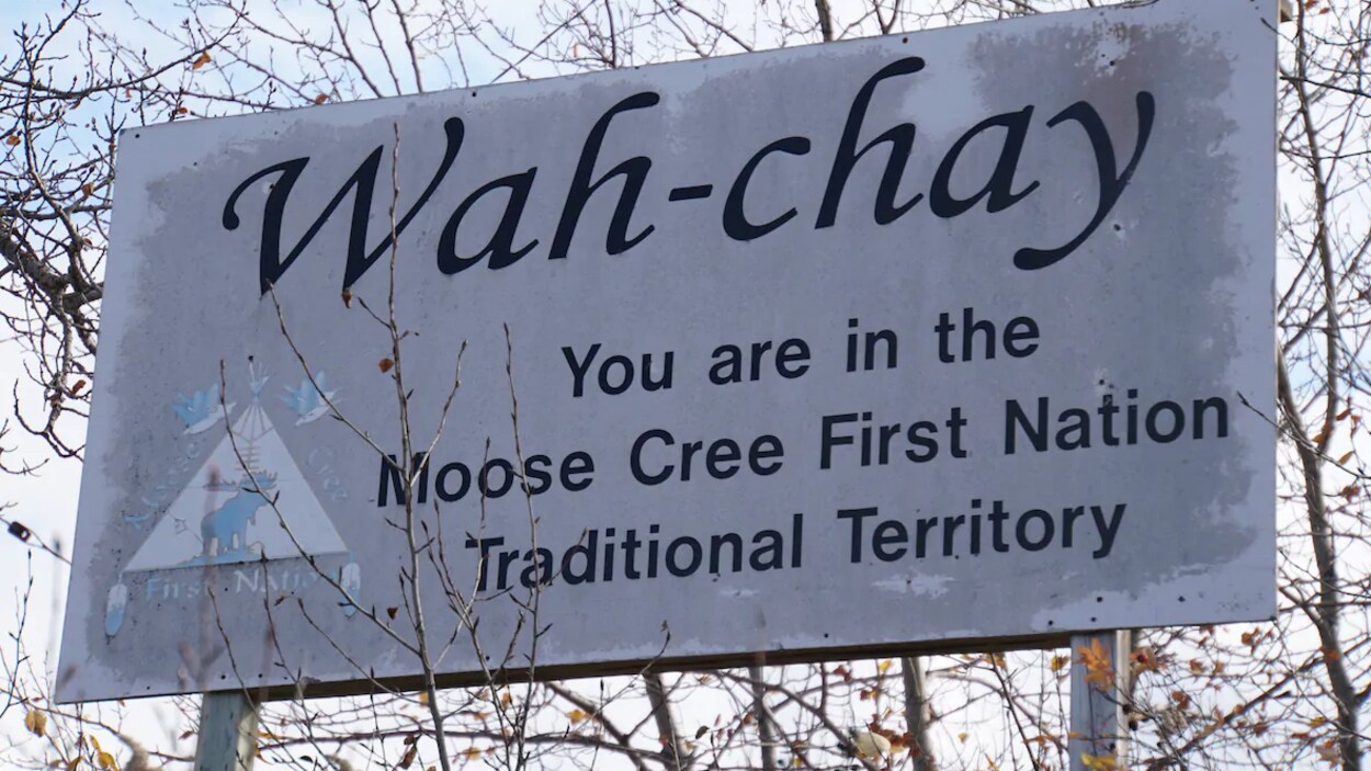Un panneau à l'entrée du territoire de la Première Nationn de Moose Cree.