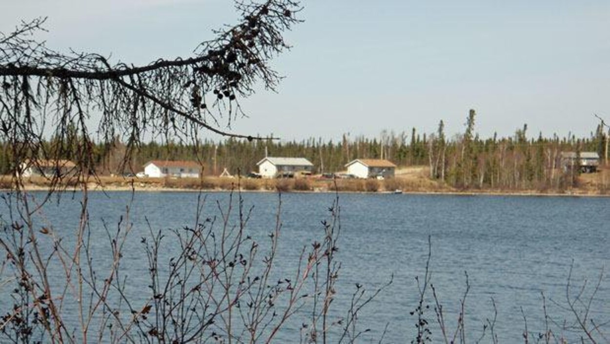 Des maisons sur le bord d'un lac.