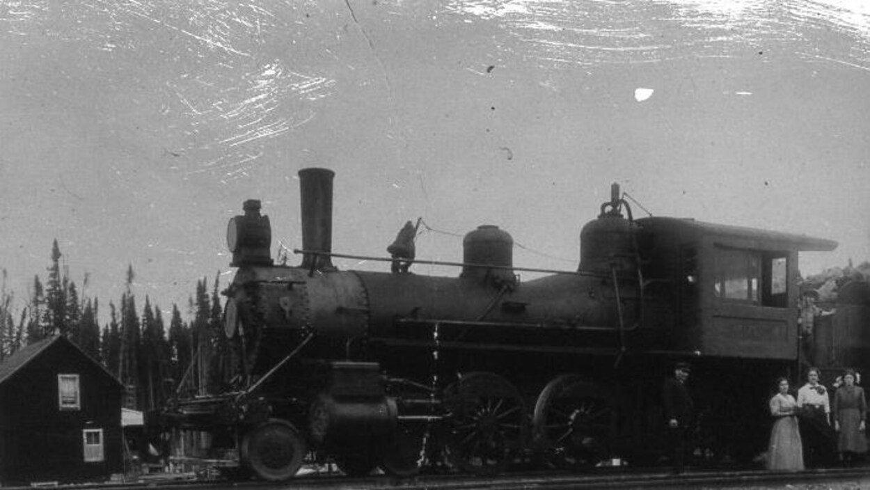 Photo d'époque en noir et blanc d'une des premières locomotives dans la région de Hearst. Photo d'époque en noir et blanc d'une des premières locomotives dans la région de Hearst.