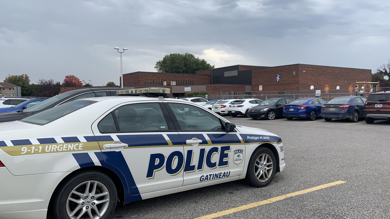 Voiture de police dans le stationnement de l'école.