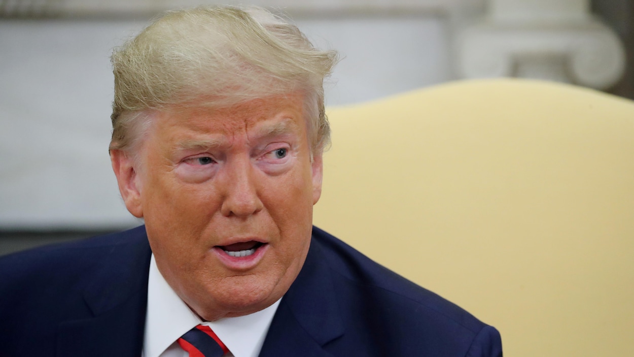 Gros plan de Donald Trump assis dans un fauteuil.