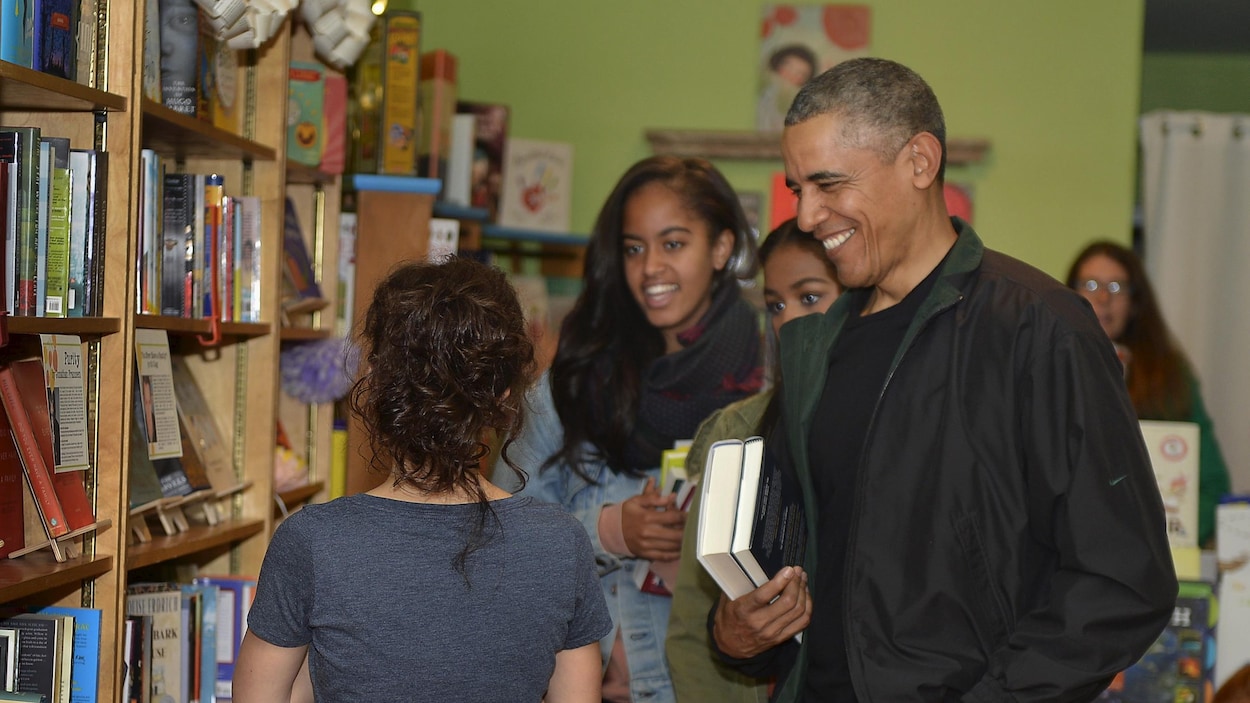 L'ancien président Barack Obama en compagnie de ses filles dans une librairie de Washington, en 2015.