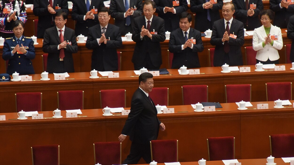 Le président chinois Xi Jinping marche devant les députés présents. Le président chinois Xi Jinping marche devant les députés présents.