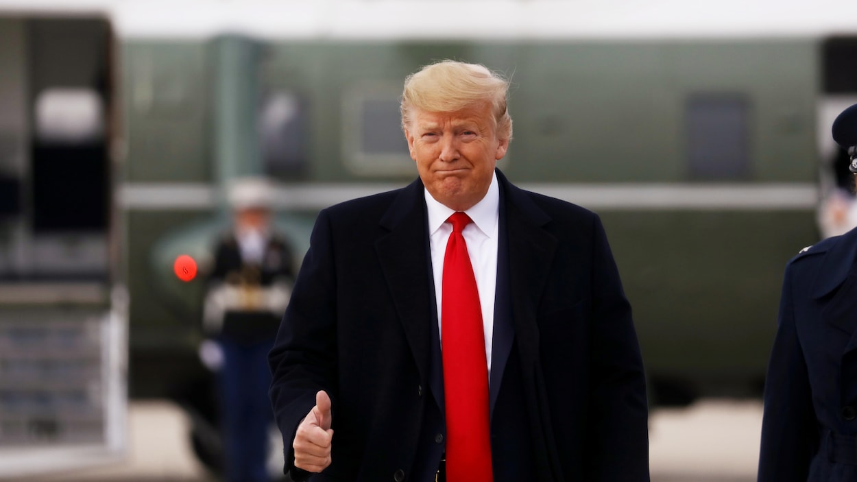 Donald Trump à sa descente d'un hélicoptère.